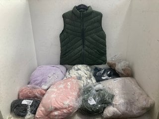 Lot 467  
            Marchington SR14 - Parcel Delivery Only 
                
QTY OF ASSORTED WOMENS CLOTHING/NIGHTWEAR IN VARIOUS SIZES TO INCLUDE COZEE HOME ...