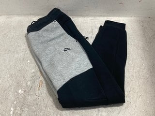 Lot 468  
            Marchington SR14 - Parcel Delivery Only 
                
NIKE MENS TECH FLEECE JOGGERS - GREY - SIZE MEDIUM: LOCATION - H16