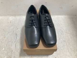 Lot 471  
            Marchington SR14 - Parcel Delivery Only 
                
START RITE CAMPUS BLACK LEATHER KIDS SHOES - UK SIZE 4: LOCATION - H16