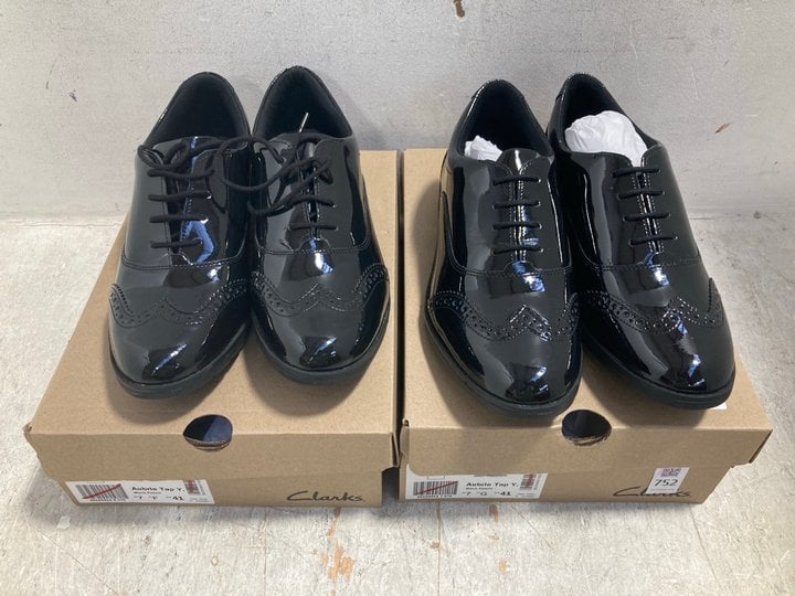 Lot 476  
            Marchington SR14 - Parcel Delivery Only 
                
2 X CLARKS AUBRIE TAP KIDS SHOES - BLACK PATENT - UK SIZE 7: LOCATION - H16