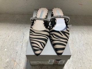 Lot 483  
            Marchington SR14 - Parcel Delivery Only 

                
CHARLES & KEITH AMBROSIA ZEBRA PRINT EMBELLISHED STRAP MULES IN BLACK/BEIGE - UK ...