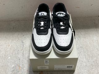 Lot 484  
            Marchington SR14 - Parcel Delivery Only 

                
J. LINDEBERG ACE LOW-TOP GOLF SNEAKERS IN BLACK/WHITE - UK 9 - ORIGINAL RRP: £140...