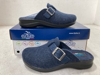 Lot 501  
            Marchington SR14 - Parcel Delivery Only 
                
FLY FLOT SELF MOULDING CLOGS - NAVY - UK SIZE 3: LOCATION - H18