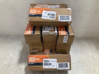 Lot 518  
            Marchington SR14 - Parcel Delivery Only 
                
QTY OF ASSORTED OUTDOOR ITEMS TO INCLUDE BUILDCRAFT SET OF 2 SOLAR LED GUTTER LIG...