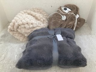 Lot 537  
            Marchington SR14 - Parcel Delivery Only 

                
3 X ASSORTED HOUSEHOLD FURNISHINGS TO INCLUDE COZEE HOME HEATED THROW IN BEIGE: L...