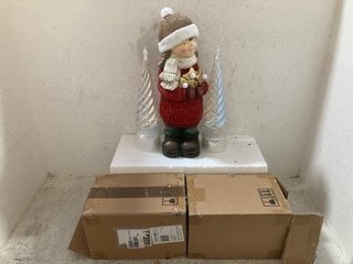 Lot 553  
            Marchington SR14 - Parcel Delivery Only 
                
QTY OF ASSORTED HOUSEHOLD DECOR TO INCLUDE 2 X HOME REFLECTIONS CHRISTMAS TREE 2-...