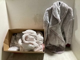 Lot 568  
            Marchington SR14 - Parcel Delivery Only 
                
4 X ASSORTED WOMENS NIGHTWEAR IN VARIOUS SIZES TO INCLUDE COZEE HOME SUPERSOFT RO...