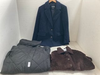 Lot 572  
            Marchington SR14 - Parcel Delivery Only 
                
3 X ASSORTED COATS TO INCLUDE CENTIGRADE BLAZER COAT IN NAVY - SIZE LARGE: LOCATI...
