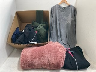 Lot 579  
            Marchington SR14 - Parcel Delivery Only 
                
QTY OF ASSORTED WOMENS CLOTHING/NIGHTWEAR IN VARIOUS SIZES TO INCLUDE D&CO DENIM ...