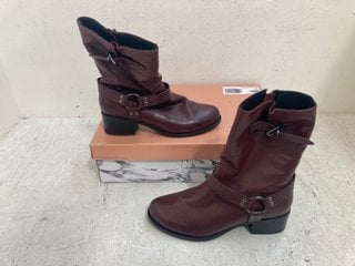 Lot 621  
            Marchington SR14 - Parcel Delivery Only 
                
MODA IN PELLE ORMIE LEATHER MID HEIGHT BELLOW BIKER BOOTS IN BURGUNDY - EU SIZE 3...