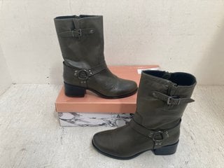 Lot 622  
            Marchington SR14 - Parcel Delivery Only 
                
MODA IN PELLE ORMIE LEATHER MID HEIGHT BELLOW BIKER BOOTS IN KHAKI - EU SIZE 40 -...