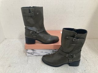 Lot 623  
            Marchington SR14 - Parcel Delivery Only 
                
MODA IN PELLE ORMIE LEATHER MID HEIGHT BELLOW BIKER BOOTS IN KHAKI - EU SIZE 39 -...