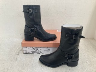 Lot 624  
            Marchington SR14 - Parcel Delivery Only 
                
MODA IN PELLE ORMIE LEATHER MID HEIGHT BELLOW BIKER BOOTS IN BLACK - EU SIZE 40 -...