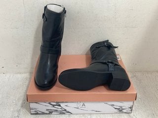 Lot 625  
            Marchington SR14 - Parcel Delivery Only 
                
MODA IN PELLE ORMIE LEATHER MID HEIGHT BELLOW BIKER BOOTS IN BLACK - EU SIZE 39 -...