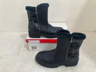 Lot 629  
            Marchington SR14 - Parcel Delivery Only 
                
RIEKER ZIP WARM LINED BOOTS IN BLACK - UK SIZE 6: LOCATION - G13