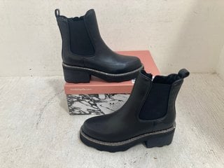 Lot 630  
            Marchington SR14 - Parcel Delivery Only 
                
MODA IN PELLE BLANDA LEATHER GLITZ RAND CHUNKY CHELSEA BOOTS IN BLACK - EU SIZE 3...