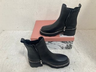 Lot 631  
            Marchington SR14 - Parcel Delivery Only 
                
MODA IN PELLE BLANDA LEATHER GLITZ RAND CHUNKY CHELSEA BOOTS IN BLACK - EU SIZE 4...