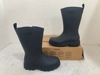 Lot 639  
            Marchington SR14 - Parcel Delivery Only 
                
TRETORN HALLA MID WINTER BOOTS IN BLACK - UK SIZE 6 - ORIGINAL RRP £145: LOCATION...