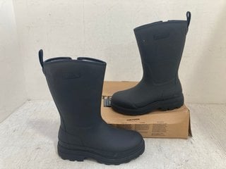 Lot 640  
            Marchington SR14 - Parcel Delivery Only 
                
TRETORN HALLA MID WINTER BOOTS IN BLACK - UK SIZE 7 - ORIGINAL RRP £145: LOCATION...