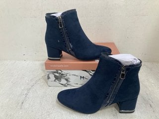 Lot 650  
            Marchington SR14 - Parcel Delivery Only 
                
MODA IN PELLE PEGGI SMART ANGULAR TOPLINE BOOTS IN NAVY - EU SIZE 40 - ORIGINAL R...