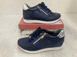 Lot 651  
            Marchington SR14 - Parcel Delivery Only 

                
MODA IN PELLE BELUCCI LEATHER HIDDEN WEDGE LACE UP TRAINERS IN NAVY - EU SIZE 40 ...
