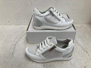 Lot 652  
            Marchington SR14 - Parcel Delivery Only 

                
MODA IN PELLE BELUCCI LEATHER HIDDEN WEDGE LACE UP TRAINERS IN WHITE - UK SIZE 6 ...