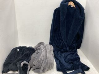 Lot 672  
            Marchington SR14 - Parcel Delivery Only 

                
3 X CHELSEA PEERS ROBES IN NAVY/BLACK/GREY - SIZE MEDIUM: LOCATION - G11