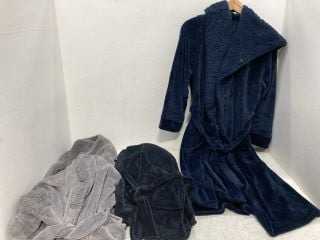 Lot 673  
            Marchington SR14 - Parcel Delivery Only 
                
3 X CHELSEA PEERS ROBES IN NAVY/BLACK/GREY - SIZE SMALL: LOCATION - G11