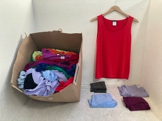 Lot 692  
            Marchington SR14 - Parcel Delivery Only 
                
QTY OF ASSORTED KIM&CO WOMENS CLOTHING IN VARIOUS SIZES TO INCLUDE LONG SLEEVE JU...