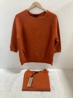 Lot 693  
            Marchington SR14 - Parcel Delivery Only 
                
2 X PHASE EIGHT ARIAH RIBBED JUMPERS IN ORANGE - SIZE MEDIUM - COMBINED ORIGINAL ...