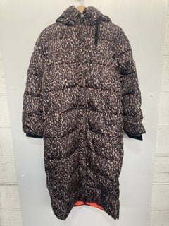 Lot 701  
            Marchington SR14 - Parcel Delivery Only 

                
RINO & PELLE MID LENGTH ALL OVER PRINTED HOODED COAT - NATURAL LEOPARD - UK SIZE ...