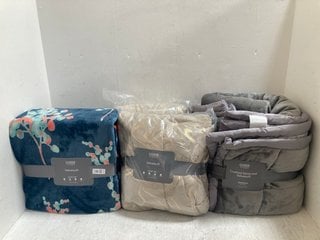 Lot 707  
            Marchington SR14 - Parcel Delivery Only 

                
4 X ASSORTED HOUSEHOLD FURNISHINGS TO INCLUDE COZEE HOME VELVETSOFT DOUBLE DUVET ...