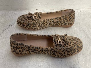 Lot 725  
            Marchington SR14 - Parcel Delivery Only 

                
JO & JOE LEOPARD PRINT PUMPS - UK SIZE 8: LOCATION - G8
