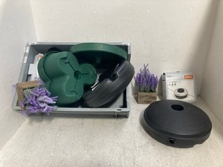 Lot 727  
            Marchington SR14 - Parcel Delivery Only 

                
QTY OF ASSORTED OUTDOOR ITEMS TO INCLUDE 2 X STIHL AUTOCUT 46-2 MOWING HEADS: LOC...