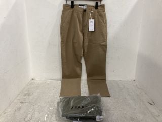 Lot 735  
            Marchington SR14 - Parcel Delivery Only 

                
2 X FARAH MENS 'THE ELM' STRAIGHT TWILL CHINOS IN BEIGE & OLIVE GREEN - SIZE 33 X...