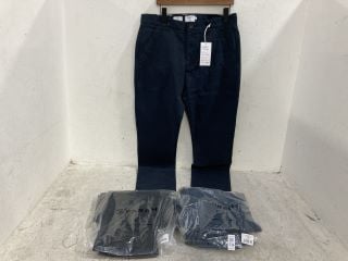 Lot 736  
            Marchington SR14 - Parcel Delivery Only 

                
3 X ASSORTED MENS FARAH CLOTHING IN SIZE 33 X 32 TO INCLUDE 'THE ELM' STRAIGHT TW...