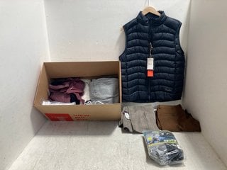 Lot 749  
            Marchington SR14 - Parcel Delivery Only 

                
QTY OF ASSORTED MENS CLOTHING IN VARIOUS SIZES TO INCLUDE RAPHA DOWN GILET IN NAV...