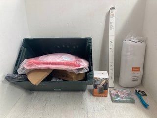 Lot 772  
            Marchington SR14 - Parcel Delivery Only 

                
QTY OF ASSORTED HOUSEHOLD ITEMS TO INCLUDE EMMA PILLOW IN WHITE - SIZE: 50 X 70: ...