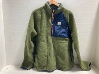 Lot 782  
            Marchington SR14 - Parcel Delivery Only 

                
PASSENGER OFF-GRID 2.0 1/2 ZIP RECYCLED SHERPA FLEECE IN KHAKI - SIZE MEDIUM: LOC...