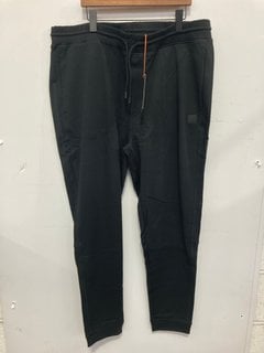 Lot 785  
            Marchington SR14 - Parcel Delivery Only 

                
BOSS SESTART CLOSED HEM FLEECE TROUSERS IN BLACK - SIZE 4XL - ORIGINAL RRP £119: ...