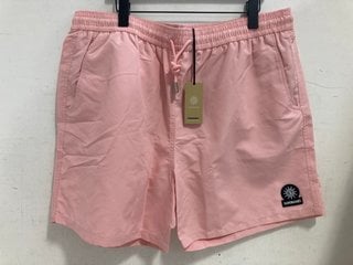 Lot 800  
            Marchington SR14 - Parcel Delivery Only 

                
SANDBANKS BADGE LOGO SWIM SHORTS IN CRYSTAL ROSE - SIZE 5XL: LOCATION - G4