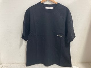 Lot 805  
            Marchington SR14 - Parcel Delivery Only 

                
ABOUT:BLANK BOX T-SHIRT IN BLACK/OAT - SIZE MEDIUM: LOCATION - G4