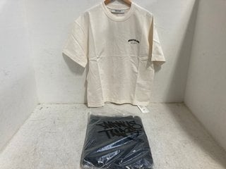 Lot 806  
            Marchington SR14 - Parcel Delivery Only 

                
ABOUT:BLANK ARCHED LOGO T-SHIRT IN BLACK/OAT - SIZE SMALL TO INCLUDE MINUS TWO SU...