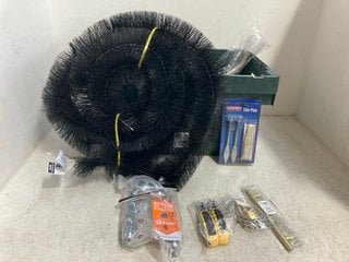 Lot 807  
            Marchington SR14 - Parcel Delivery Only 

                
QTY OF ASSORTED HARDWARE & ACCESSORIES TO INCLUDE BOX OF LAP PACK OF 10 1G 35MM G...
