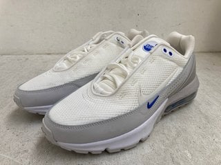 Lot 814  
            Marchington SR14 - Parcel Delivery Only 

                
NIKE AIR MAX PULSE TRAINERS IN WHITE - UK SIZE 8: LOCATION - G3