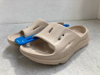 Lot 822  
            Marchington SR14 - Parcel Delivery Only 

                
HOKA UNISEX ORA RECOVERY 3 SLIDERS IN SAND - UK SIZE 4.5: LOCATION - G3
