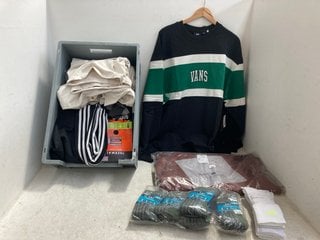 Lot 827  
            Marchington SR14 - Parcel Delivery Only 
                
QTY OF ASSORTED MENS CLOTHING & ACCESSORIES IN VARIOUS SIZES TO INCLUDE MOUNTAIN ...