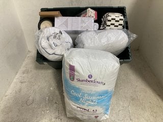 Lot 839  
            Marchington SR14 - Parcel Delivery Only 
                
QTY OF ASSORTED HOUSEHOLD ITEMS TO INCLUDE SLUMBERDOWN DOUBLE 4.5TOG DUVET: LOCAT...