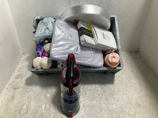 Lot 871  
            Marchington SR14 - Parcel Delivery Only 

                
QTY OF ASSORTED ITEMS TO INCLUDE JOHN LEWIS & PARTNERS SUPERKING ORGANIC COTTON D...