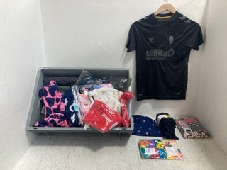 Lot 911  
            Marchington SR14 - Parcel Delivery Only 
                
QTY OF ASSORTED KIDS CLOTHING IN VARIOUS SIZES TO INCLUDE PACK OF 3 GEORGE PYJAMA...